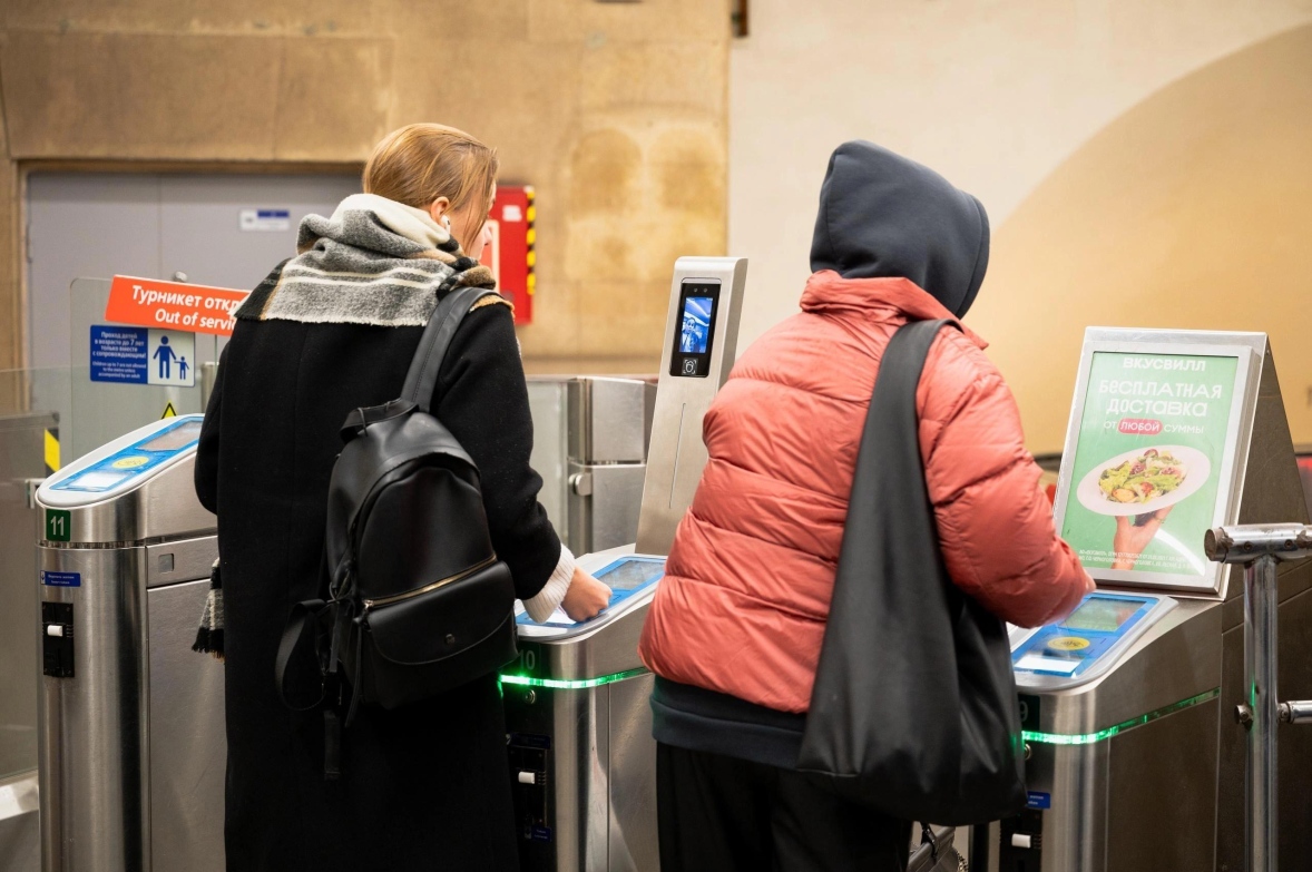 Оплату проезда по биометрии тестируют на станциях метро «Гостиный двор» и «Площадь восстания»